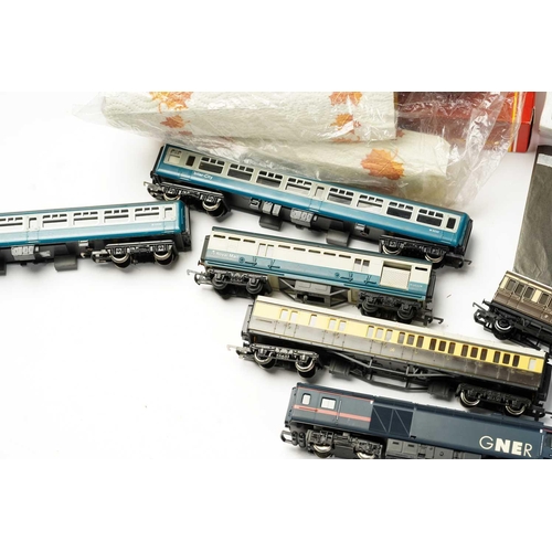 304 - A good quantity of loose model railway rolling stock, together with trackside and some accessories.