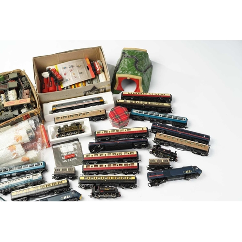 304 - A good quantity of loose model railway rolling stock, together with trackside and some accessories.