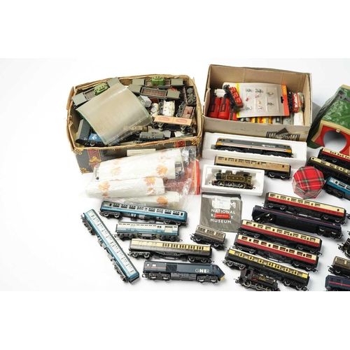 304 - A good quantity of loose model railway rolling stock, together with trackside and some accessories.