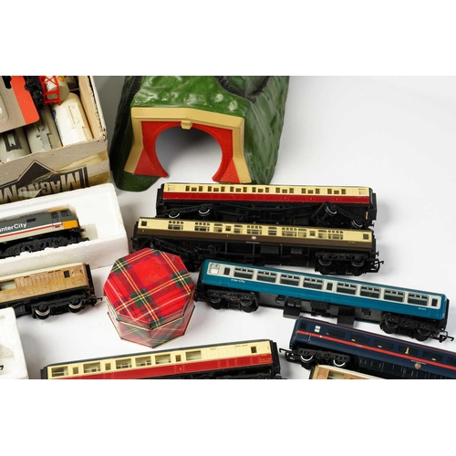 304 - A good quantity of loose model railway rolling stock, together with trackside and some accessories.