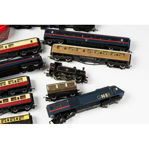 304 - A good quantity of loose model railway rolling stock, together with trackside and some accessories.