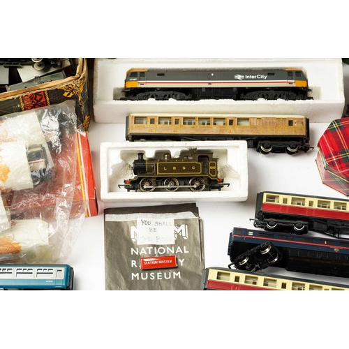 304 - A good quantity of loose model railway rolling stock, together with trackside and some accessories.