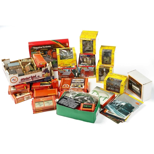 323 - A large quantity of model railway items, to include a boxed Guagemaster Model Q transformer controll... 