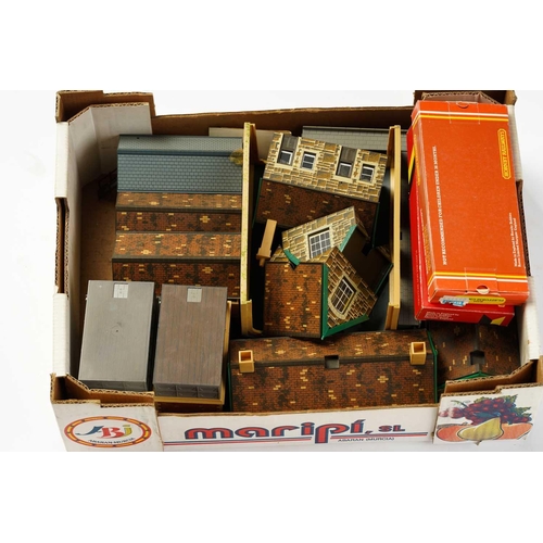 323 - A large quantity of model railway items, to include a boxed Guagemaster Model Q transformer controll... 