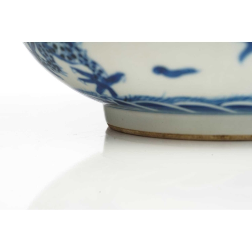 95 - A Chinese porcelain blue & white dragon bowl, the interior with a single writhing dragon, the exteri... 