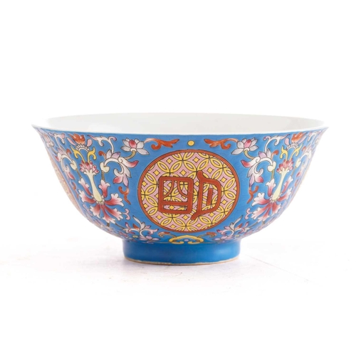 129 - A Chinese porcelain blessings bowl, painted with four prominent characters on a cash ground, between... 