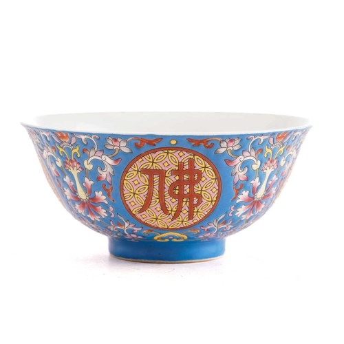 129 - A Chinese porcelain blessings bowl, painted with four prominent characters on a cash ground, between... 