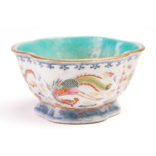 142 - A Chinese famille rose porcelain bowl, Qing, 19th century, the interior with turquoise ground, the e... 