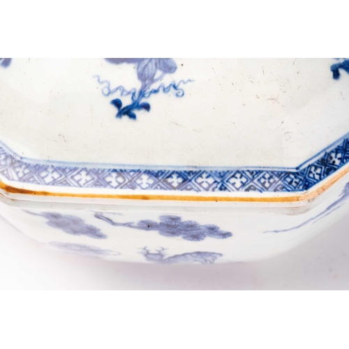 169 - A Chinese porcelain export blue & white tureen & cover, Qing, 18th century, the domed cover with app... 