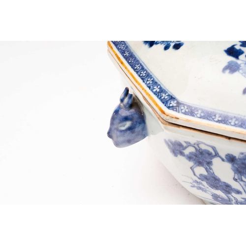 169 - A Chinese porcelain export blue & white tureen & cover, Qing, 18th century, the domed cover with app... 