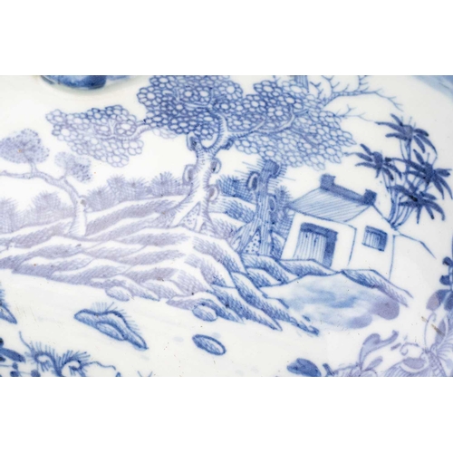 169 - A Chinese porcelain export blue & white tureen & cover, Qing, 18th century, the domed cover with app... 