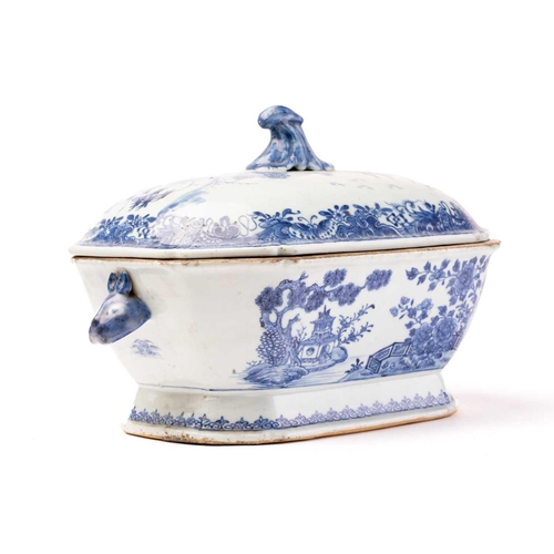 169 - A Chinese porcelain export blue & white tureen & cover, Qing, 18th century, the domed cover with app... 