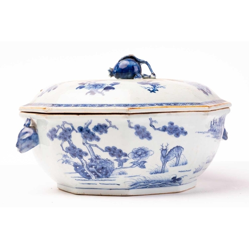 169 - A Chinese porcelain export blue & white tureen & cover, Qing, 18th century, the domed cover with app... 