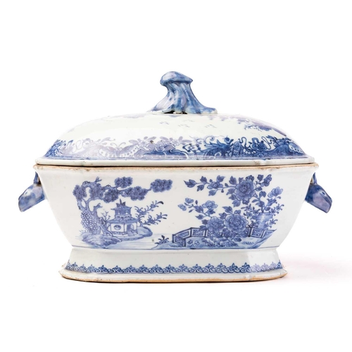 169 - A Chinese porcelain export blue & white tureen & cover, Qing, 18th century, the domed cover with app... 