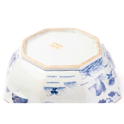 169 - A Chinese porcelain export blue & white tureen & cover, Qing, 18th century, the domed cover with app... 