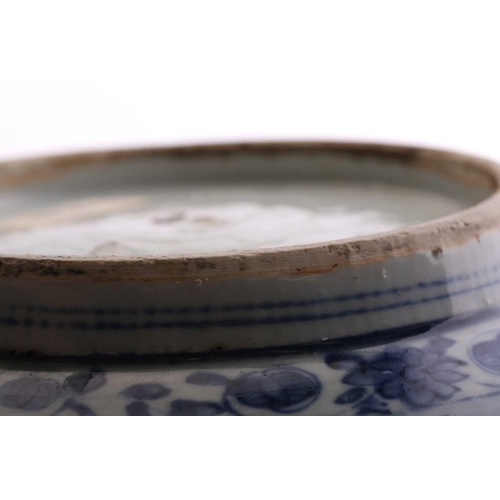 215 - A Chinese blue & white porcelain Kraak bowl, Wanli (1573 - 1619), the interior centre painted with a... 