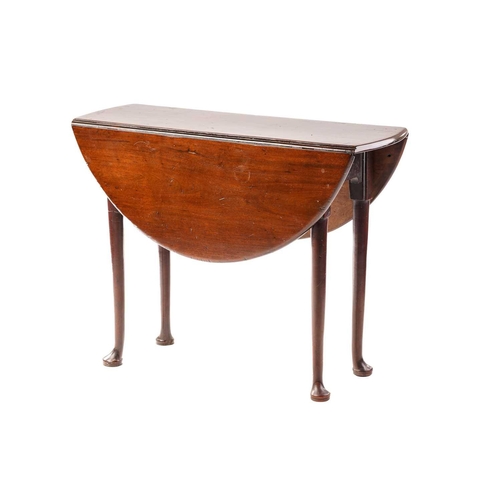 236 - A George III mahogany gateleg table, the oval top on turned tapering legs with club feet, 92 cm wide... 