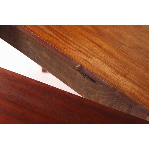 289 - A George III-style mahogany dining table, 20th century, with satinwood strung detail the table compr... 