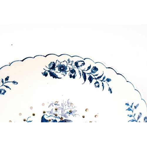 407 - A Worcester porcelain blue & white salad drainer, c 1770/80, printed in the Pine Cone pattern, with ... 