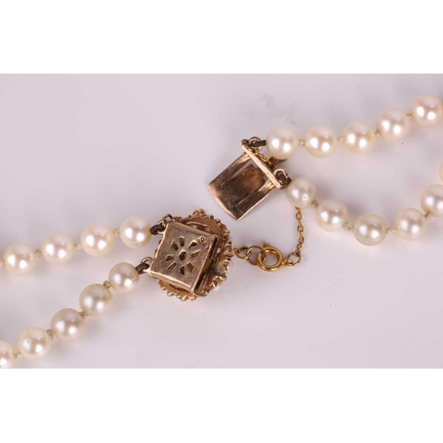 113 - A necklace with a double row of pearls, comprising two strands of cream-coloured cultured pearls gra... 