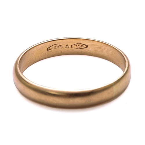 134 - A wedding band in yellow metal, constructed by a D-section band, Italian hallmarked '750', size U, t... 