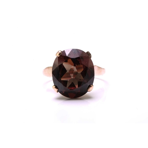 182 - A highly prized collectors colour-changing garnet ring, featuring an oval-shaped garnet displaying t... 