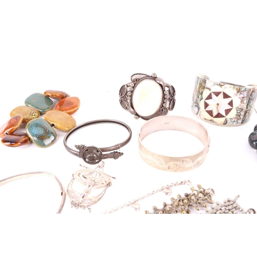 188 - A mix collection of jewellery items; to include examples of a filligree necklace in white precious m... 