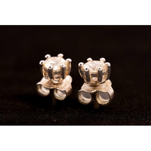 190 - A pair of diamond stud earrings, each comprising a round brilliant-cut diamond of 4.5 mm diameters, ... 