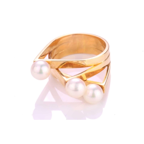 222 - A pearl dress ring, containing three white pearls with pink overtones of 6.1 mm, set on a staircase-... 