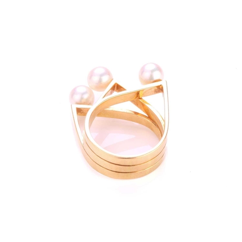 222 - A pearl dress ring, containing three white pearls with pink overtones of 6.1 mm, set on a staircase-... 