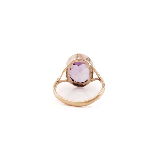 23 - An amethyst ring, consisting of an oval-cut amethyst approximately measures 14.5 x 11.2 mm, claw col... 