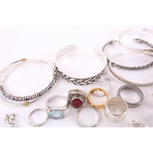 257 - A lot consisting of assorted white metal jewellery; to include examples of a topaz ring; a labradori... 