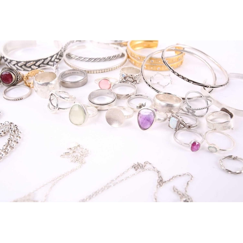 257 - A lot consisting of assorted white metal jewellery; to include examples of a topaz ring; a labradori... 