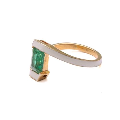 26 - An emerald and enamel bypass ring, consisting of an emerald-cut green emerald of 6.4 x 4.7 mm, in a ... 