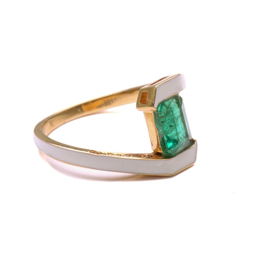 26 - An emerald and enamel bypass ring, consisting of an emerald-cut green emerald of 6.4 x 4.7 mm, in a ... 