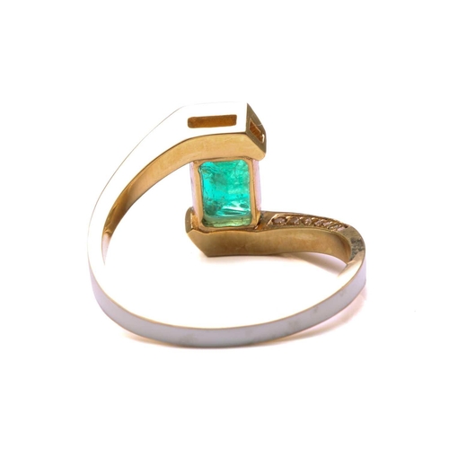 26 - An emerald and enamel bypass ring, consisting of an emerald-cut green emerald of 6.4 x 4.7 mm, in a ... 