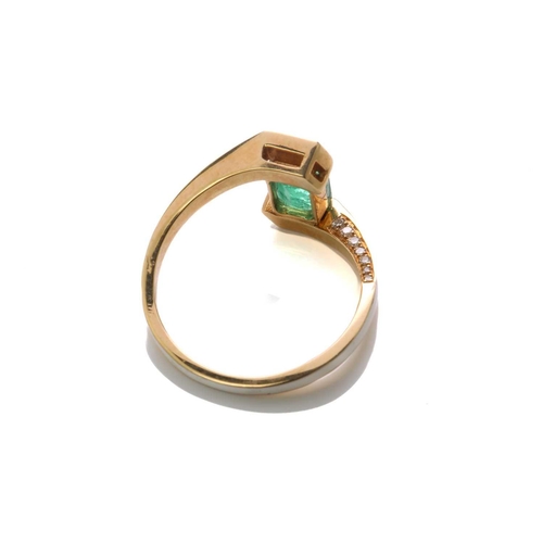 26 - An emerald and enamel bypass ring, consisting of an emerald-cut green emerald of 6.4 x 4.7 mm, in a ... 