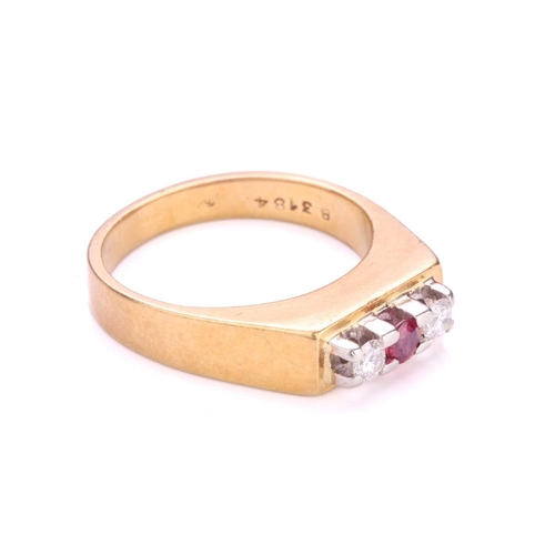 33 - A three-stone diamond and ruby ring in 18ct gold, with a circular-cut ruby flanked by two diamonds, ... 