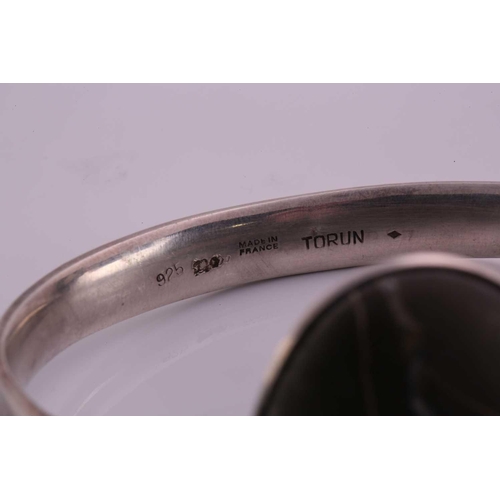 336 - Torun - 'Arm Ring' with polished rock, a tension clamp opening bangle with an oval polished rock pan... 