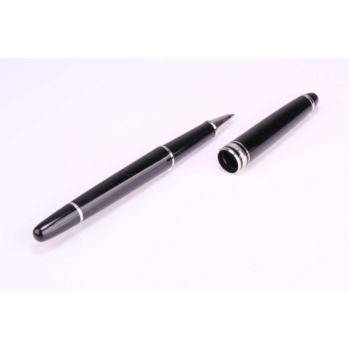 350 - Montblanc Meisterstück Classique rollerball pen, with cap and barrel in black resin, white-tone hard... 