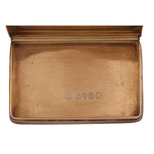 437 - A George III silver gilt snuff box, the hinged cover with a vacant roundel on engine turned ground w... 