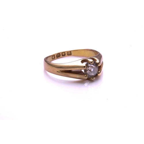 45 - An Edwardian single stone diamond ring; pierced bifurcated shoulders terminating in six rounded claw... 