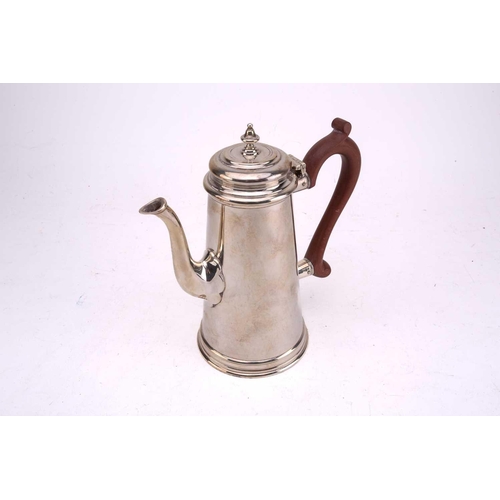 474 - A silver coffee pot in George II style, the hinged domed cover with spool final on tapering cylindri... 