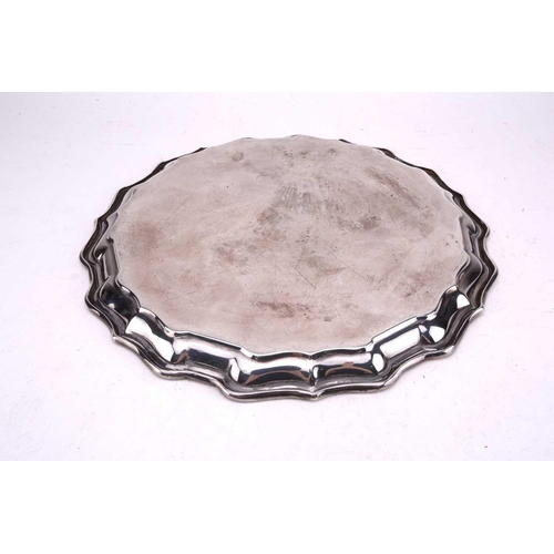 480 - A 20th century Sterling silver salver with piecrust edge, 24.9 ozt, 30 cm diameter.