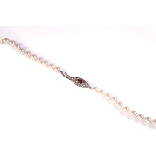 58 - A single-row cultured pearl necklace, comprising a string of round pearls with pink overtones, size ... 