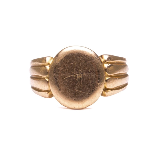 82 - A Victorian signet ring in 18ct yellow gold, with a blank oval ring head to reeded shoulders and sha... 