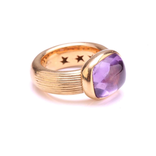 96 - An amethyst dress ring in 18ct yellow gold, comprising a rectangular buff-top amethyst with a facete... 