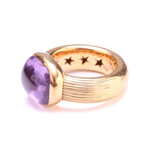 96 - An amethyst dress ring in 18ct yellow gold, comprising a rectangular buff-top amethyst with a facete... 