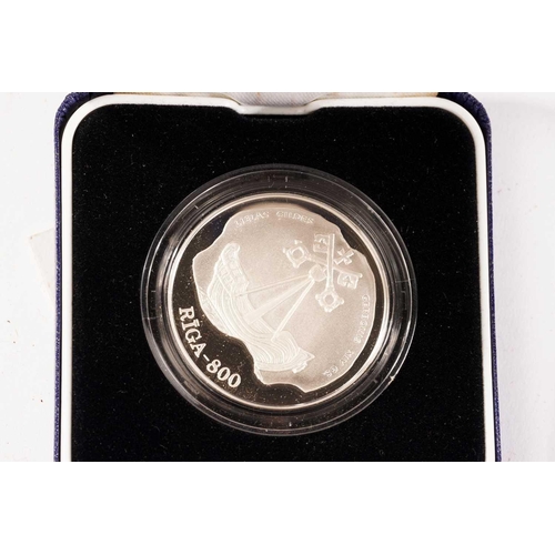 366 - UK silver and silver proof coins, comprising a Battle of Waterloo silver proof 2015, 50th Anniversar... 