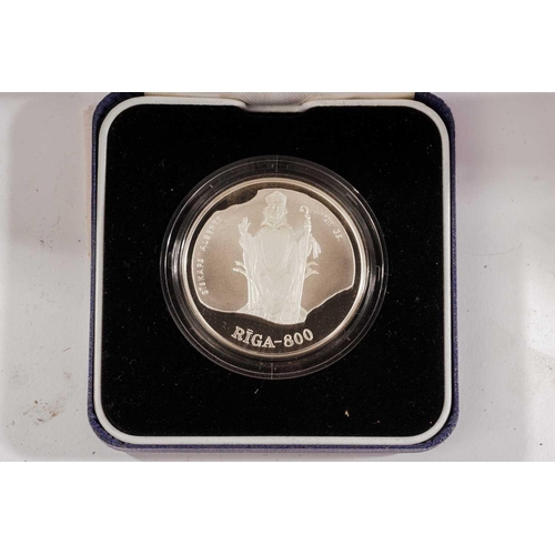 366 - UK silver and silver proof coins, comprising a Battle of Waterloo silver proof 2015, 50th Anniversar... 